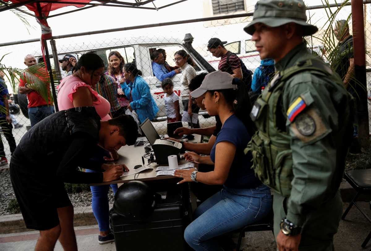 People stand in line to register to vote and to update their voting centres for the July 28 presidential elections, in Caracas, Venezuela April 16, 2024. REUTERS/Leonardo Fernandez Viloria